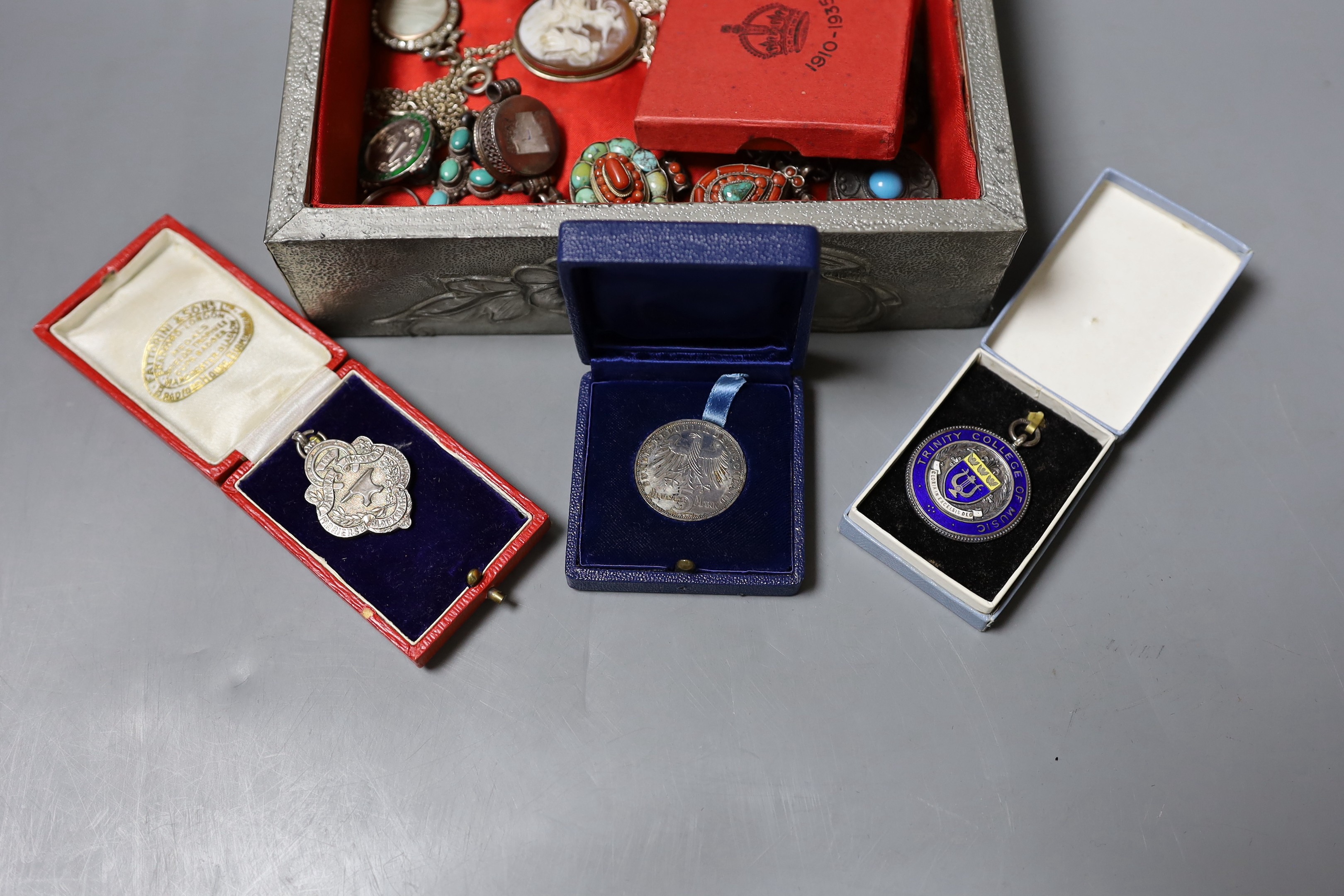 Cased silver medallions and other jewellery including paste and white metal.